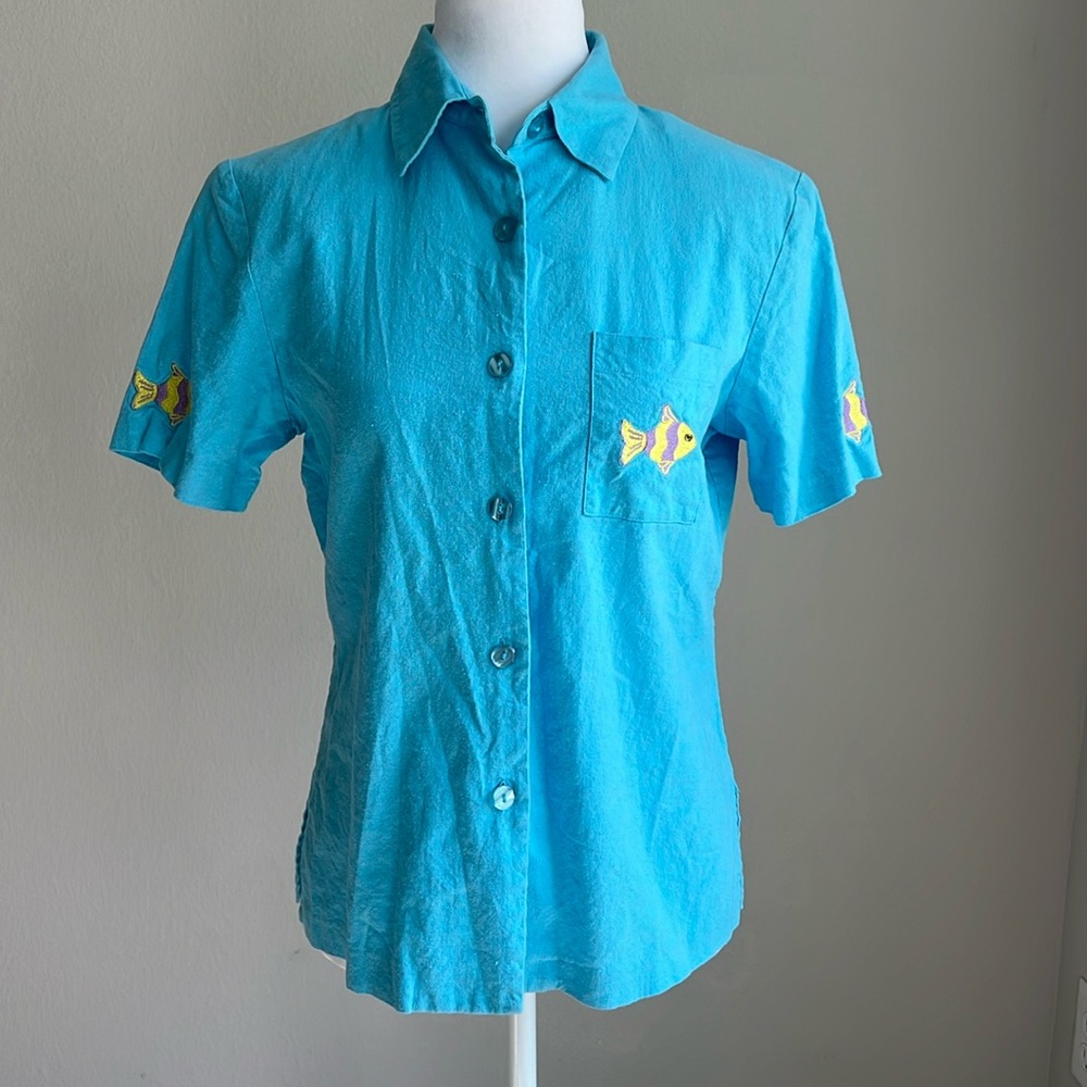 A.K.C. women’s aqua button front fitted blouse